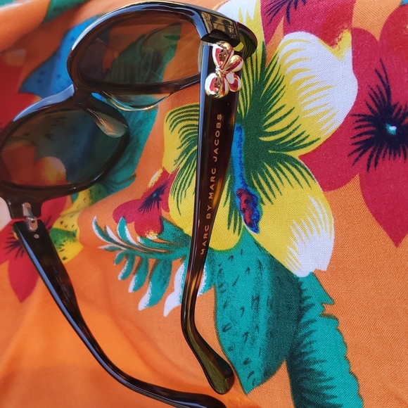 💥💥SOLD💥💥MARK JACOBS SUNGLASSES - Picture 3 of 7